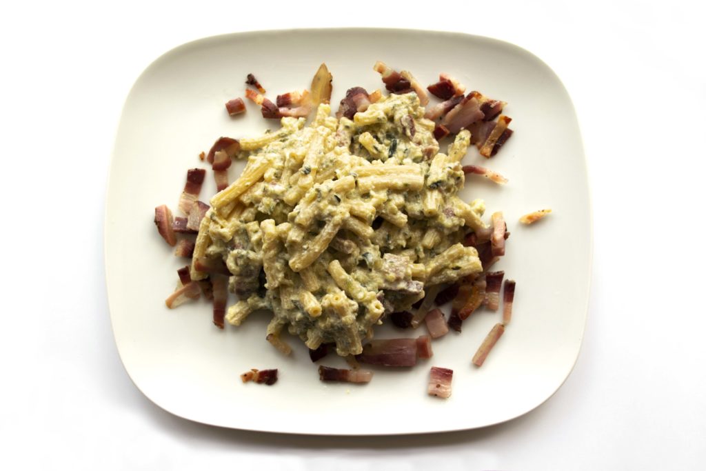 Nudeln mit Pesto und Speck