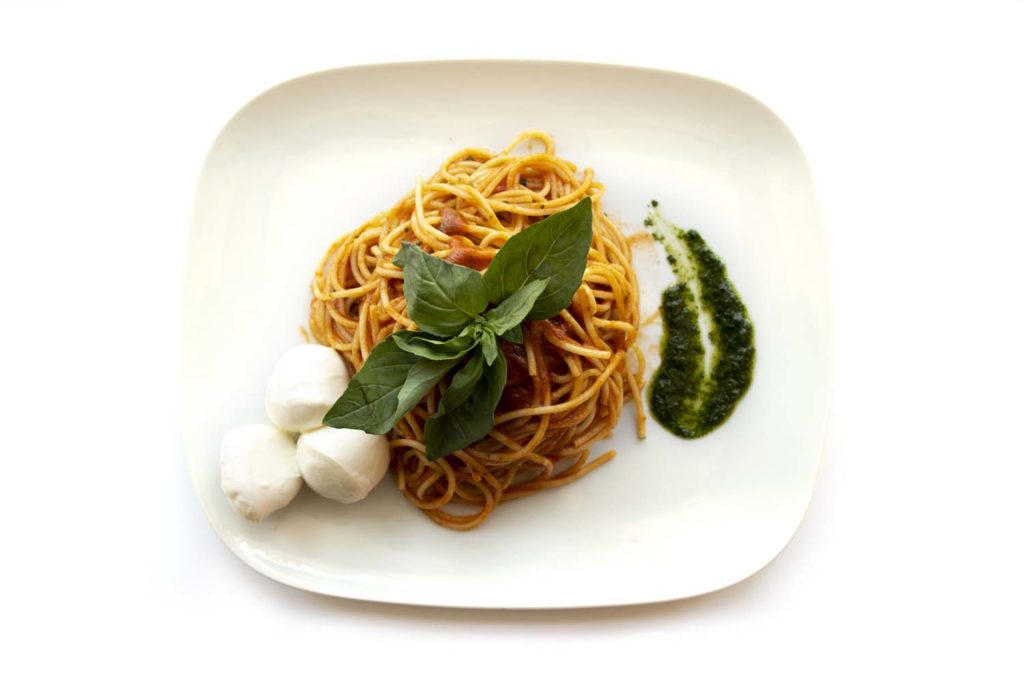 Spaghetti mit Tomatensoße und Mozzarella