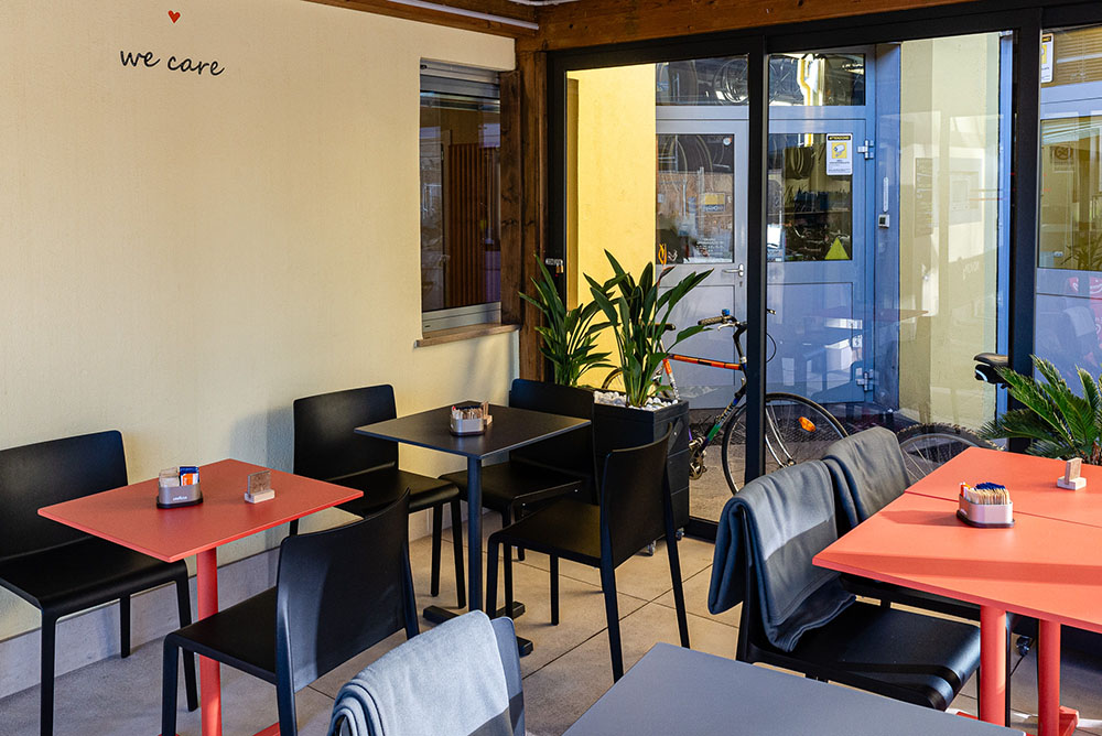 Veranda-interno Interno della veranda con tavolini